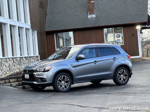 Used 2018 Mitsubishi Outlander Sport ES image 2