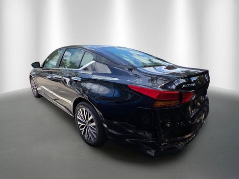 Used 2025 Nissan Altima 2.5 SV FWD image 2