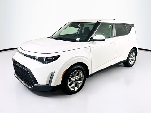 Used 2025 Kia Soul LX w/ LX Technology Package FWD image 3