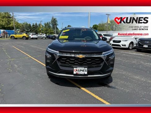 Used 2025 Chevrolet Trax LT FWD image 12