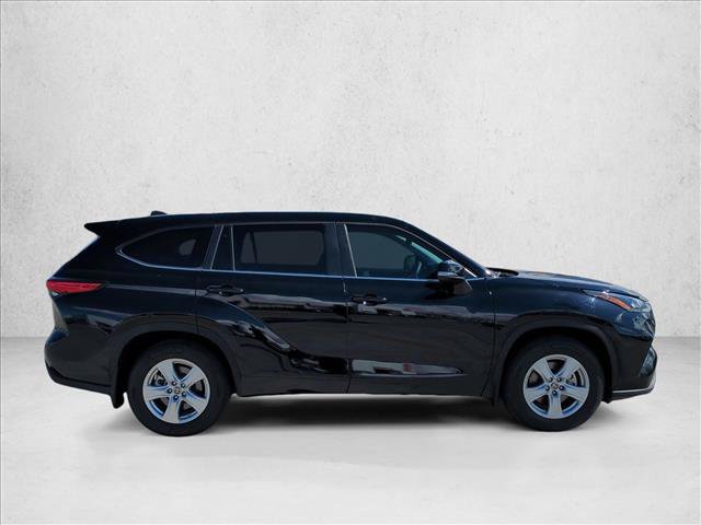 Used 2023 Toyota Highlander LE AWD/4WD image 4