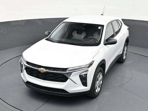 Used 2026 Chevrolet Trax LS FWD image 19