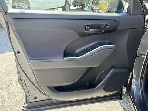 Used 2023 Toyota Highlander LE FWD image 21