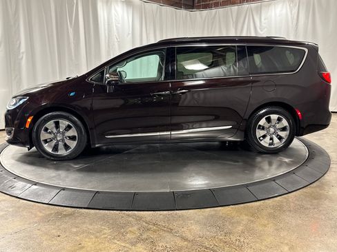 Used 2018 Chrysler Pacifica Limited w/ Advanced Safetytec Group FWD image 8