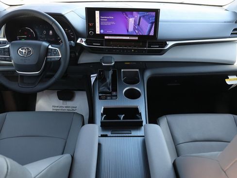 New 2026 Toyota Sienna XLE FWD image 2