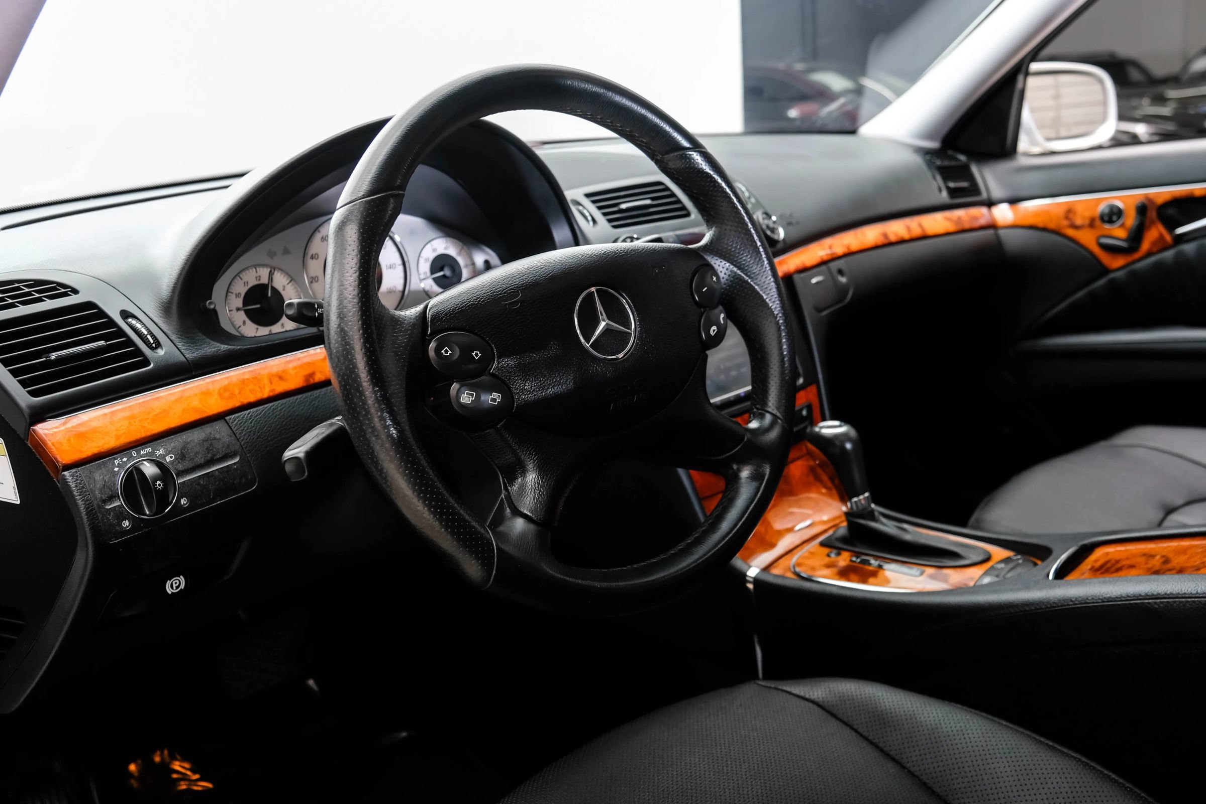Used 2009 Mercedes-Benz E 550 Sedan image 2