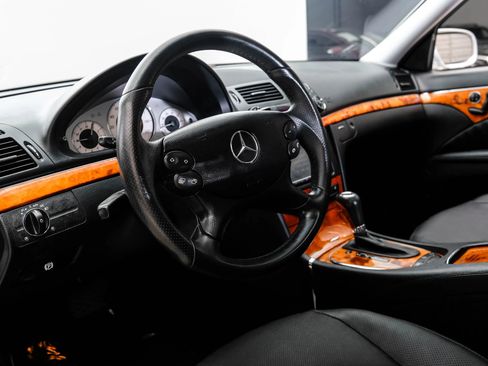 Used 2009 Mercedes-Benz E 550 Sedan image 2