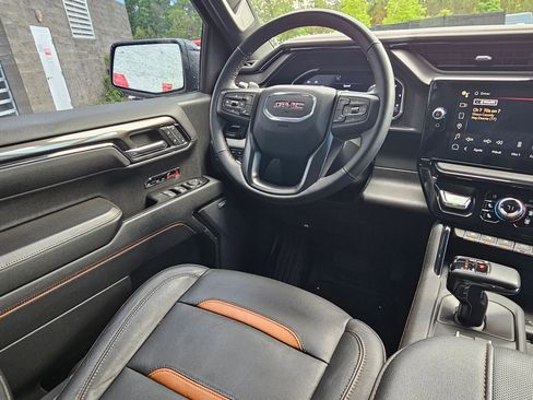 Used 2024 GMC Sierra 1500 AT4 w/ Technology Package AWD/4WD image 9
