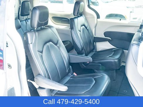 Used 2023 Chrysler Pacifica Touring-L FWD image 41