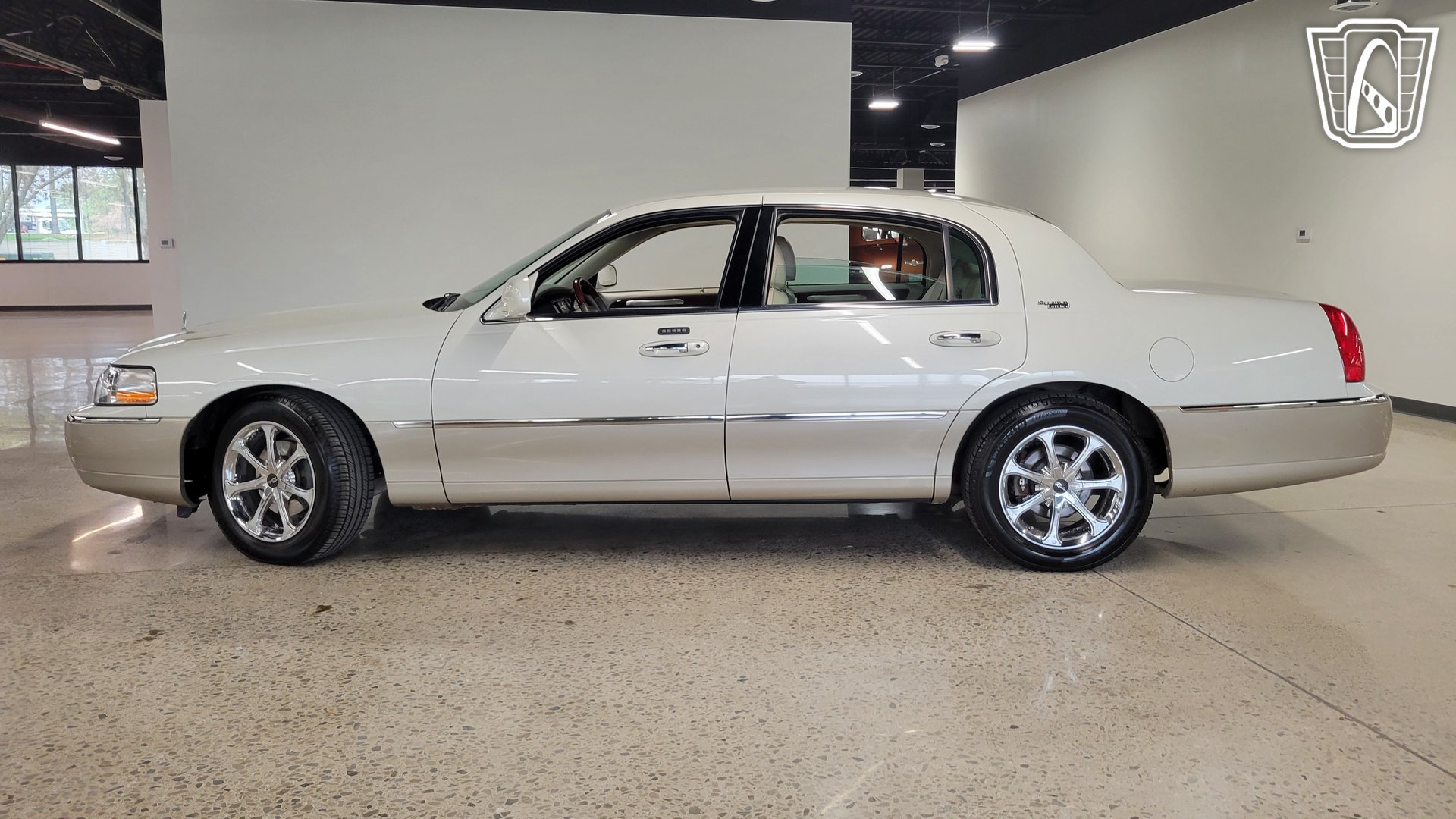 Used 2005 Lincoln Town Car Signature Limited RWD image 21