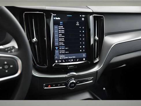 Used 2025 Volvo XC60 B5 Core image 20