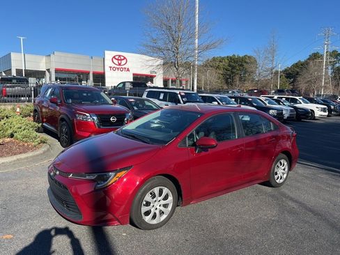 Used 2023 Toyota Corolla LE image 3