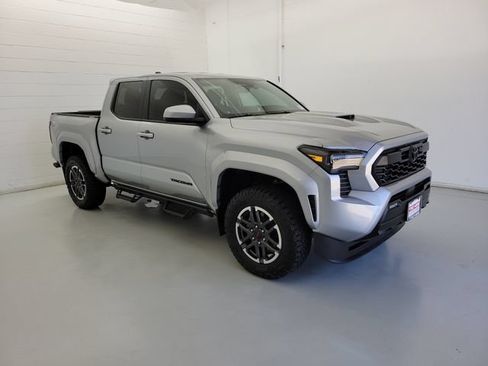 Used 2024 Toyota Tacoma TRD Sport AWD/4WD image 4