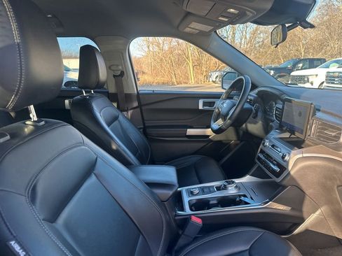 Used 2022 Ford Explorer XLT w/ Equipment Group 202A image 14