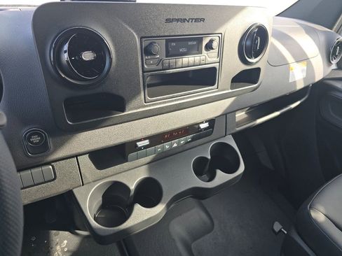 Used 2025 Mercedes-Benz Sprinter 2500 image 25