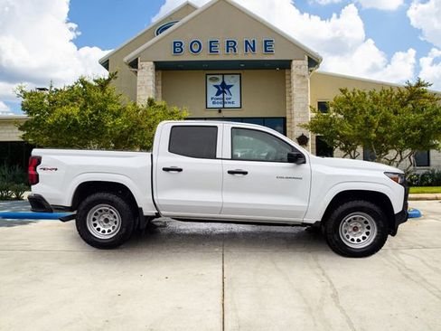 Used 2025 Chevrolet Colorado W/T w/ Advanced Trailering Package AWD/4WD image 6