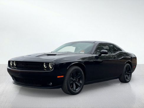 Used 2019 Dodge Challenger SXT image 2