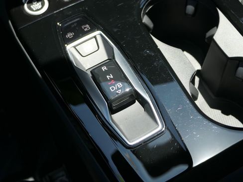 Used 2025 Audi Q6 e-tron Premium image 21