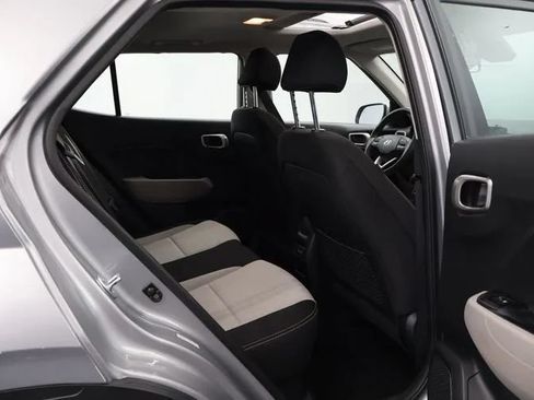 Used 2025 Hyundai Venue SEL FWD image 18