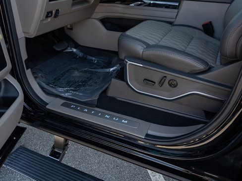 Used 2025 Ford F250 Platinum w/ Platinum Plus Package image 42