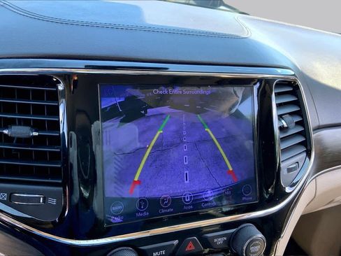Used 2019 Jeep Grand Cherokee Overland AWD/4WD image 24