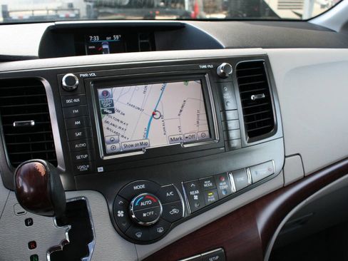 Used 2014 Toyota Sienna XLE image 19