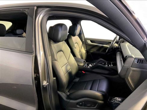 Certified 2024 Porsche Cayenne AWD/4WD image 18