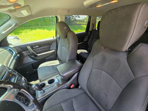 Used 2017 Chevrolet Traverse LT w/ Traveler's Package FWD image 12