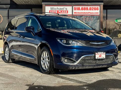 Used 2020 Chrysler Pacifica Touring-L image 1