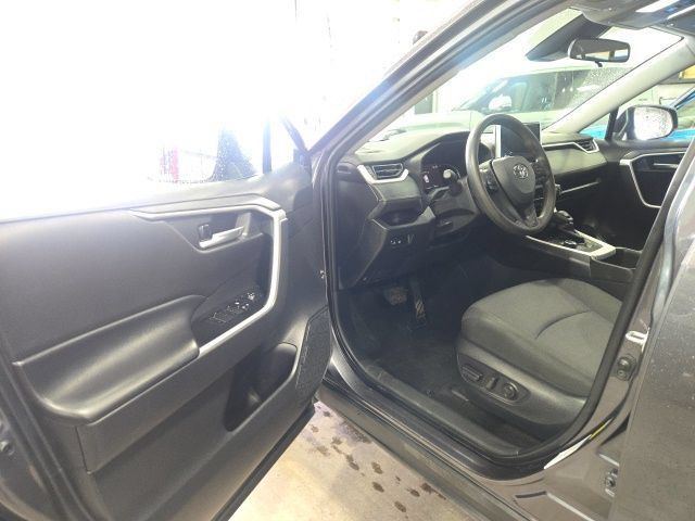 Used 2025 Toyota RAV4 XLE AWD/4WD image 9
