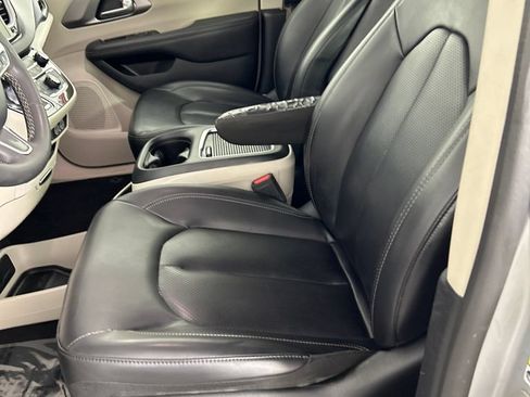 Used 2023 Chrysler Pacifica Touring-L FWD image 12