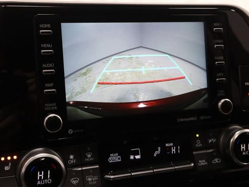 Used 2022 Toyota Highlander XLE image 2