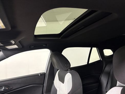 Used 2024 Chevrolet Trax RS w/ Sunroof Package FWD image 40