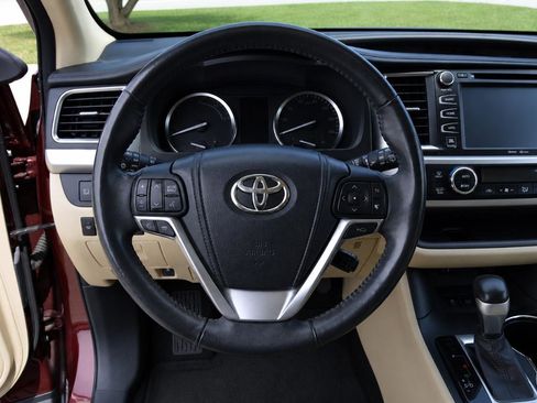 Used 2014 Toyota Highlander Limited Platinum AWD/4WD image 12