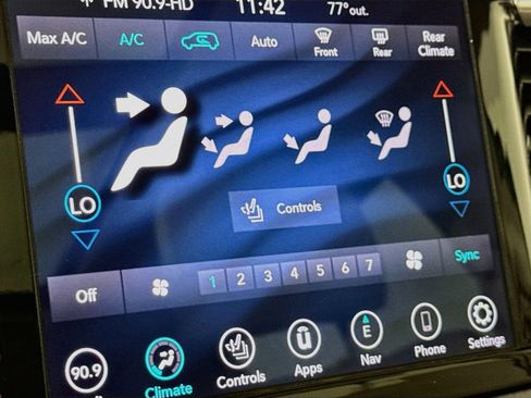 Used 2018 Chrysler Pacifica Limited FWD image 18
