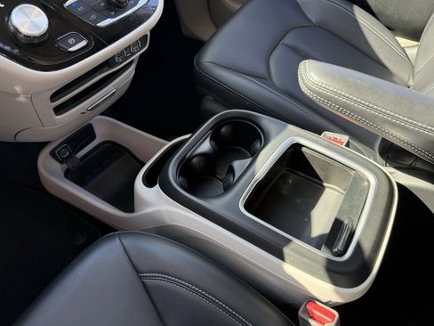 Used 2024 Chrysler Pacifica Touring-L FWD image 20