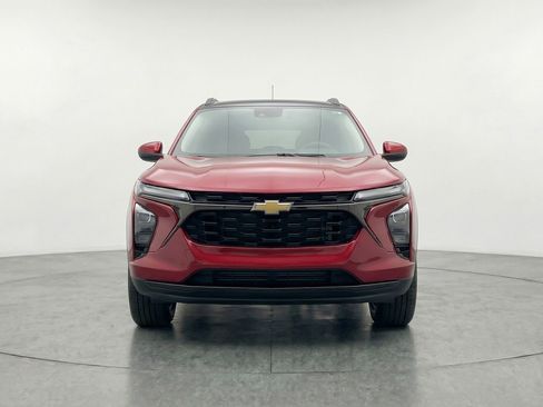 Used 2025 Chevrolet Trax LT FWD image 2
