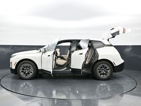 Used 2023 BMW iX xDrive50 AWD/4WD image 48