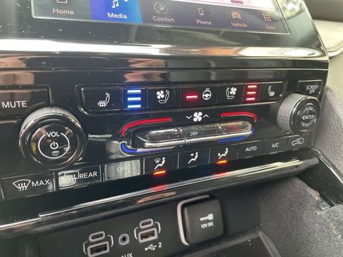 Certified 2022 Jeep Grand Cherokee Limited w/ Luxury Tech Group II image 4