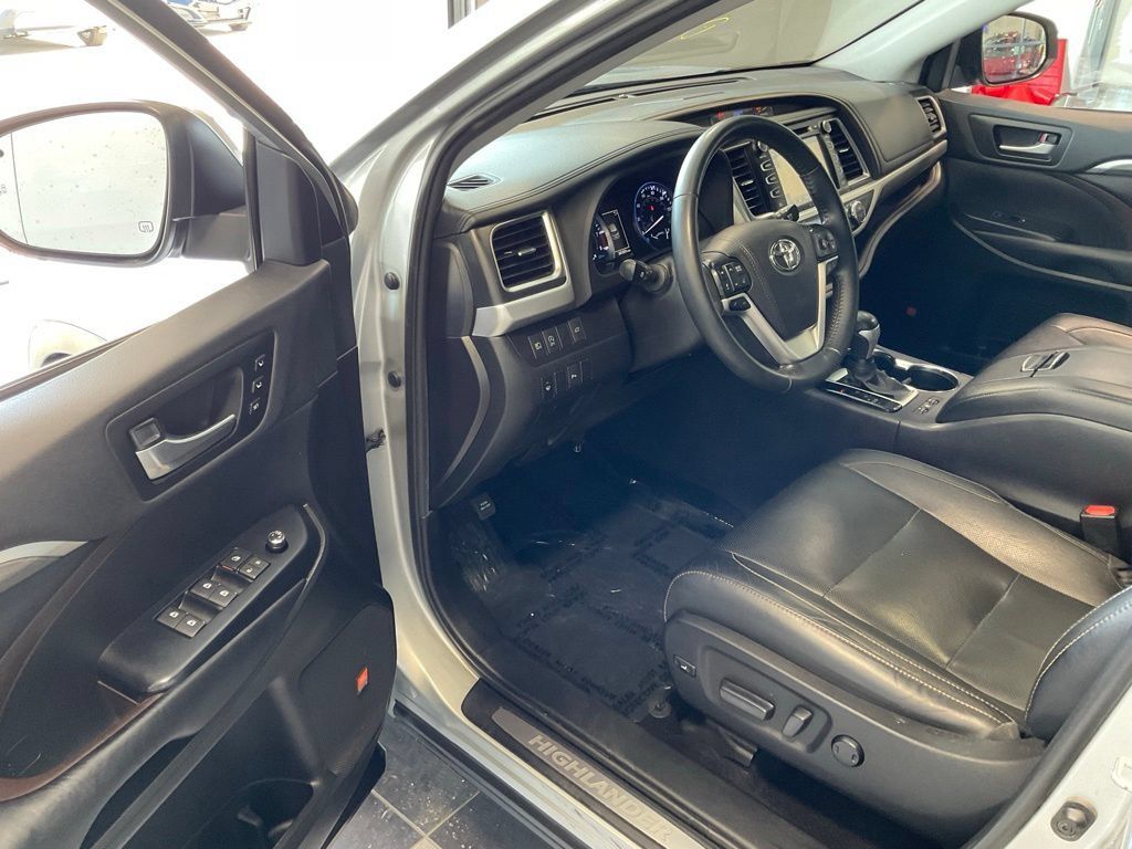 Used 2019 Toyota Highlander Limited AWD/4WD image 9