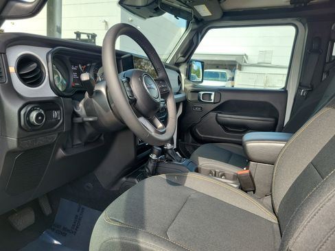 Used 2025 Jeep Wrangler Unlimited Sport AWD/4WD image 9