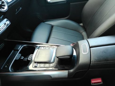 Used 2021 Mercedes-Benz GLB 250 w/ Premium Package image 39