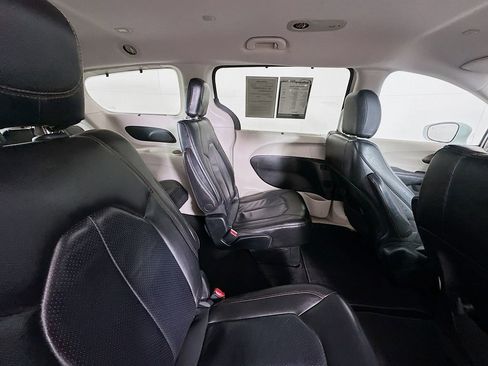 Used 2019 Chrysler Pacifica Touring-L image 28