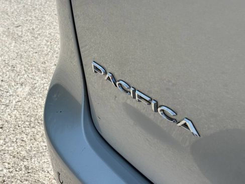 Used 2023 Chrysler Pacifica Touring-L FWD image 12