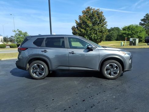 Used 2024 Nissan Rogue SV AWD/4WD image 2
