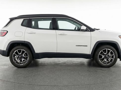 Used 2025 Jeep Compass Trailhawk image 11
