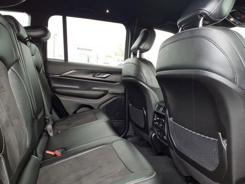 Used 2023 Jeep Grand Cherokee Altitude image 12