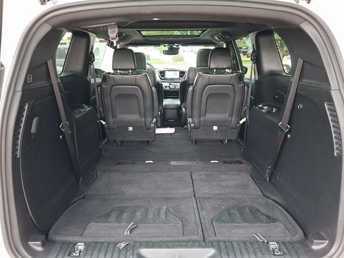 Used 2025 Chrysler Pacifica Limited FWD image 29