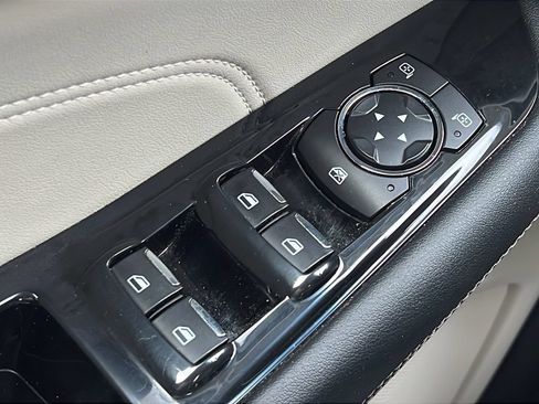 Used 2019 Ford Edge Titanium FWD image 18