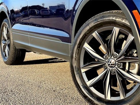 Certified 2023 Volkswagen Tiguan SE w/ Panoramic Sunroof Package image 2